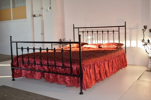 Altmodisches doppel metallbett - doppel,