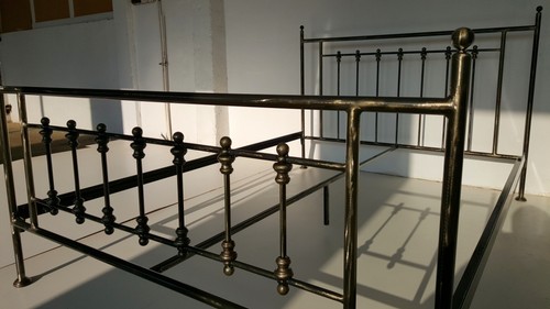Altmodisches doppel metallbett - doppel,