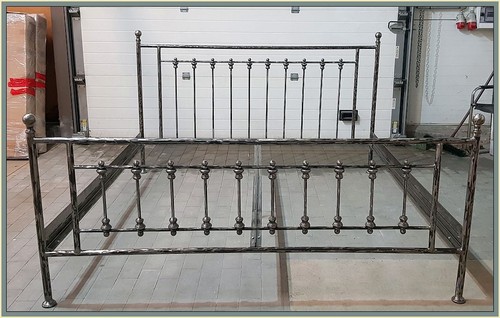 Altmodisches doppel metallbett - doppel,