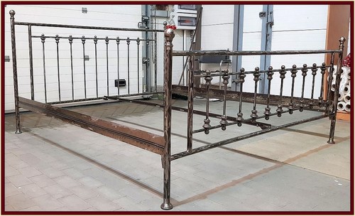 Altmodisches doppel metallbett - altmodisches,